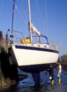 Clean the bottom of a yacht in Bosham harbour, UK