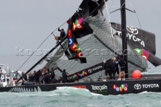 team New Zealand devatsed at losing their mast during race 4
