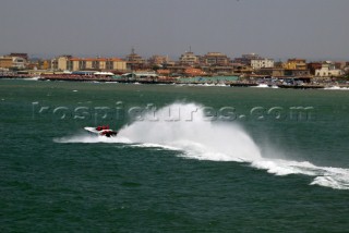 19.06.04: Powerboats race right along the shores of Italy