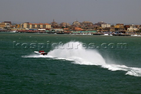 190604 Powerboats race right along the shores of Italy