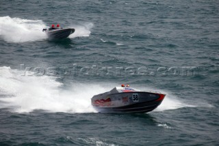 Lonsdale leads Buzzi Bullet - Startline action from the Powerboat P1 World Championships 2004 - Grand Prix of Italy