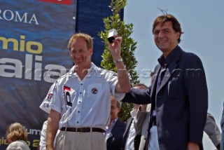 Powerboat P1 World Championships 2004 - Grand Prix of Italy. Mr Nathan Knight - KBL Management Ltd receives an award
