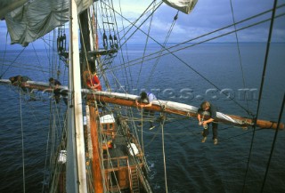 Kaskelot - Crew setting sail on main halyard
