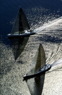 Two maxis racing up wind