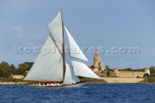 Cannes 2003, Avel sails past monestary