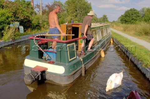 Men on narrow boat mooring up at Maesbury wharf on the Montgomery canalMaesburyShropshireUKJuly 2006
