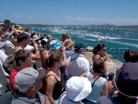 Sydney  26Dec 2004  ROLEX SYDNEY HOBART 2004  START  crowds of 500000 spectators line the shore to w