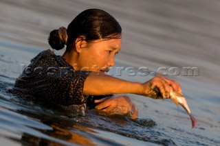 Mandalay, Myanmar (Burma) 07 01 07    Hand Fisherman