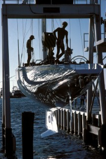 Lifting an americaÕs cup boat out of the water