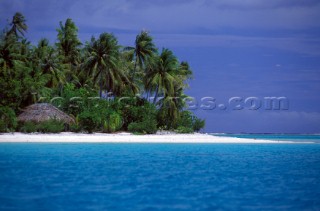 Beach hut on idyllic beach - Tahiti, Polynesia