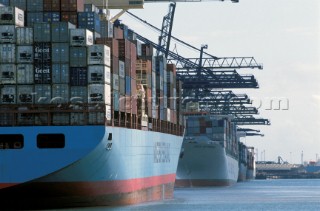 Loading cargo on container ships