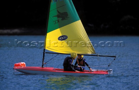 Children learing to sail 
