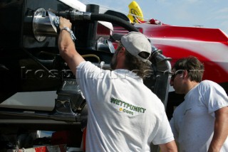 Wettpunkt.com. Dockside action in the Powerboat P1 World Championships 2004 - Grand Prix of Italy
