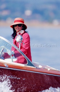 Donna a bordo di un motoscafo RivaWoman on board of Riva motorboat. Ph.Carlo Borlenghi /
