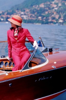 Donna a bordo di un motoscafo RivaWoman on board of Riva motorboat. Ph.Carlo Borlenghi /
