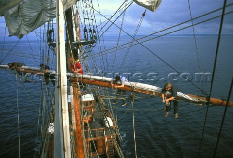 Kaskelot  Crew setting sail on main halyard