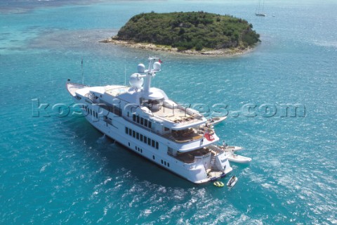 Superyacht Huntress arriving at secluded Caribbean anchorage