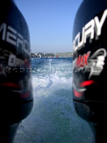 Wash of a powerboat between two outboard engines