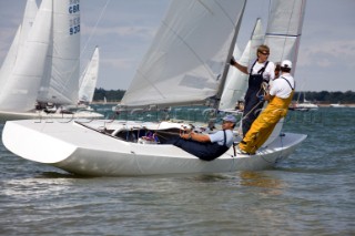 COWES, ENGLAND - JULY 29: The crew of the International Etchells Class yacht Freelance lean out on the shrouds and rigging to try and recover the yacht from rocks on the Cowes shoreline (Photo by Kos/Kos Picture Source via Getty Images)