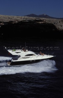 Fairline Phantom 38 speeding through water