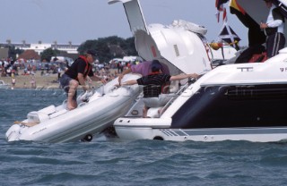 Lifting and stowing tender on powerboat