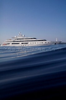 Superyacht Indian Princess leaving Plage Pampelonne