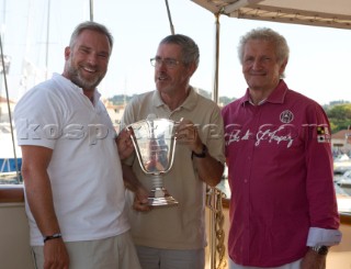 Tara Getty, Griff Rhys Jones and AndrŽ Beaufils President of the Nautical Society of Saint-Tropez wth the Blue Bird Cup in Sain Tropez