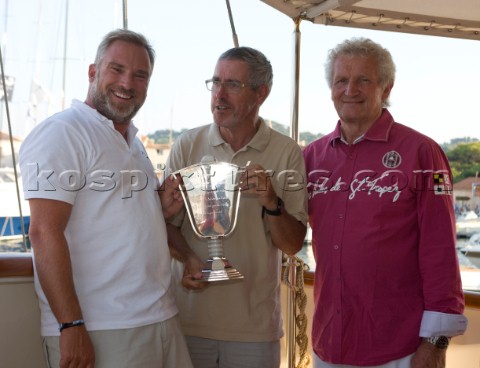 Tara Getty Griff Rhys Jones and Andr Beaufils President of the Nautical Society of SaintTropez wth t